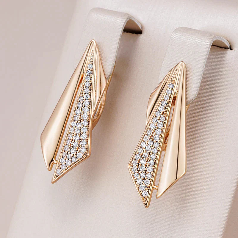Elegante Ohrringe mit Zirkonium in Gold