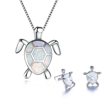 Elegantes NAIAE Set aus Halskette und Ohrringen mit zarter Meeresschildkröte in Silber & Opal für einen stilvollen Look